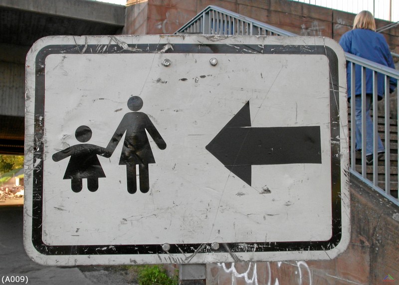 Abseits 009.jpg - Die Symbole werden den neuen Verhältnissen angepasst. Gesehen in Mannheim.